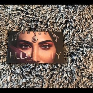 Huda beauty Desert dusk pallet